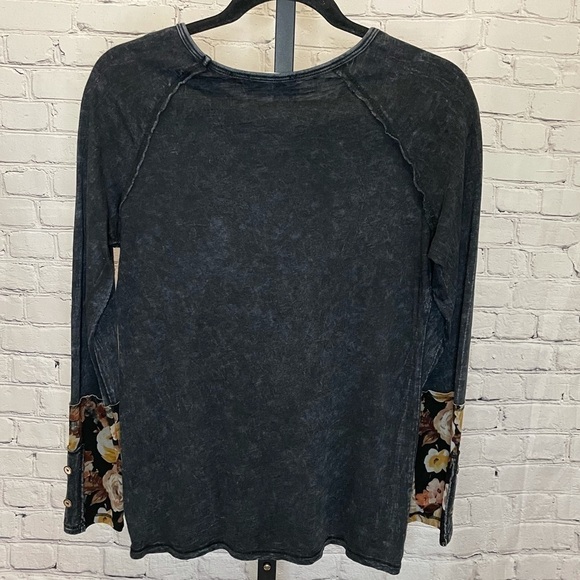 Hailey & Co. Washed Black Layer Sleeve Detail Top - Picture 5 of 7